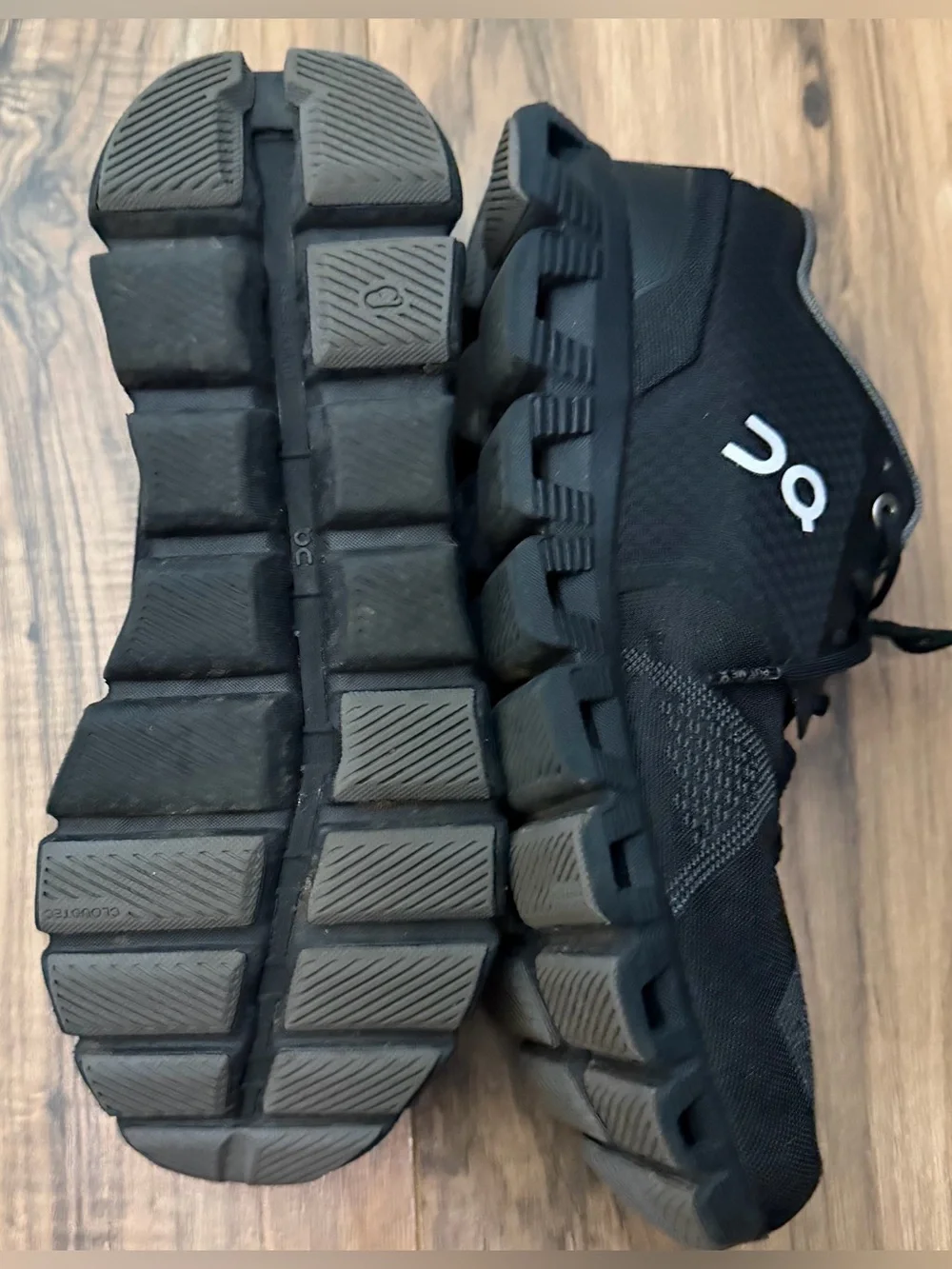 OC On Cloud running men’s black sneakers 9.5